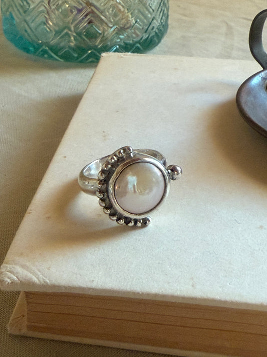 Lunaria Ring I – Mother of Pearl & Silver, Size 55