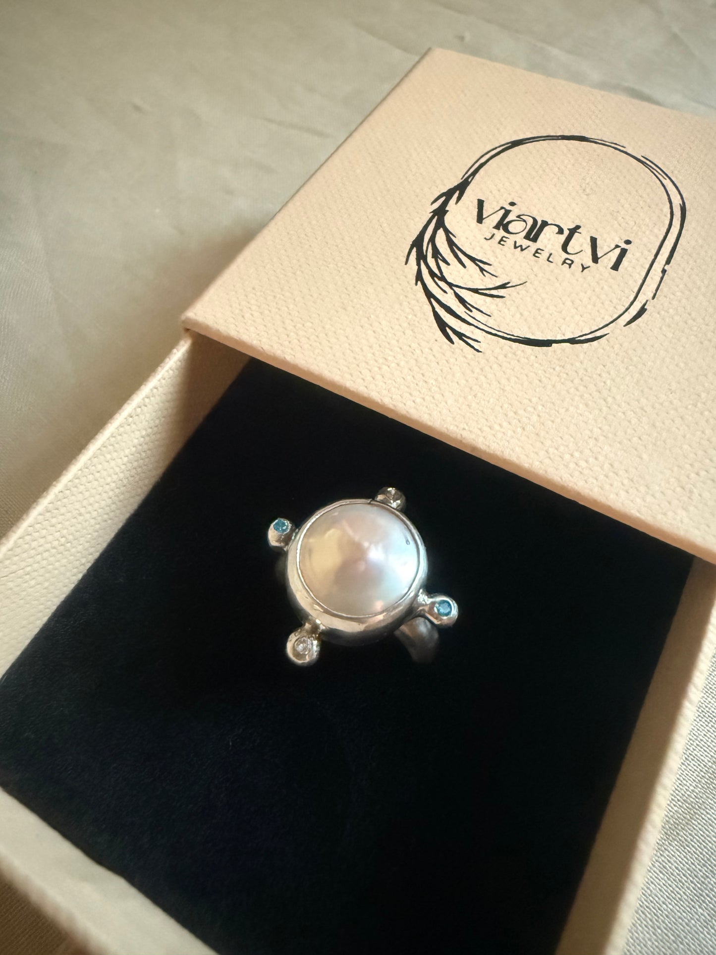 Lunaria Ring II – Mother of Pearl & Topaz, Size 50