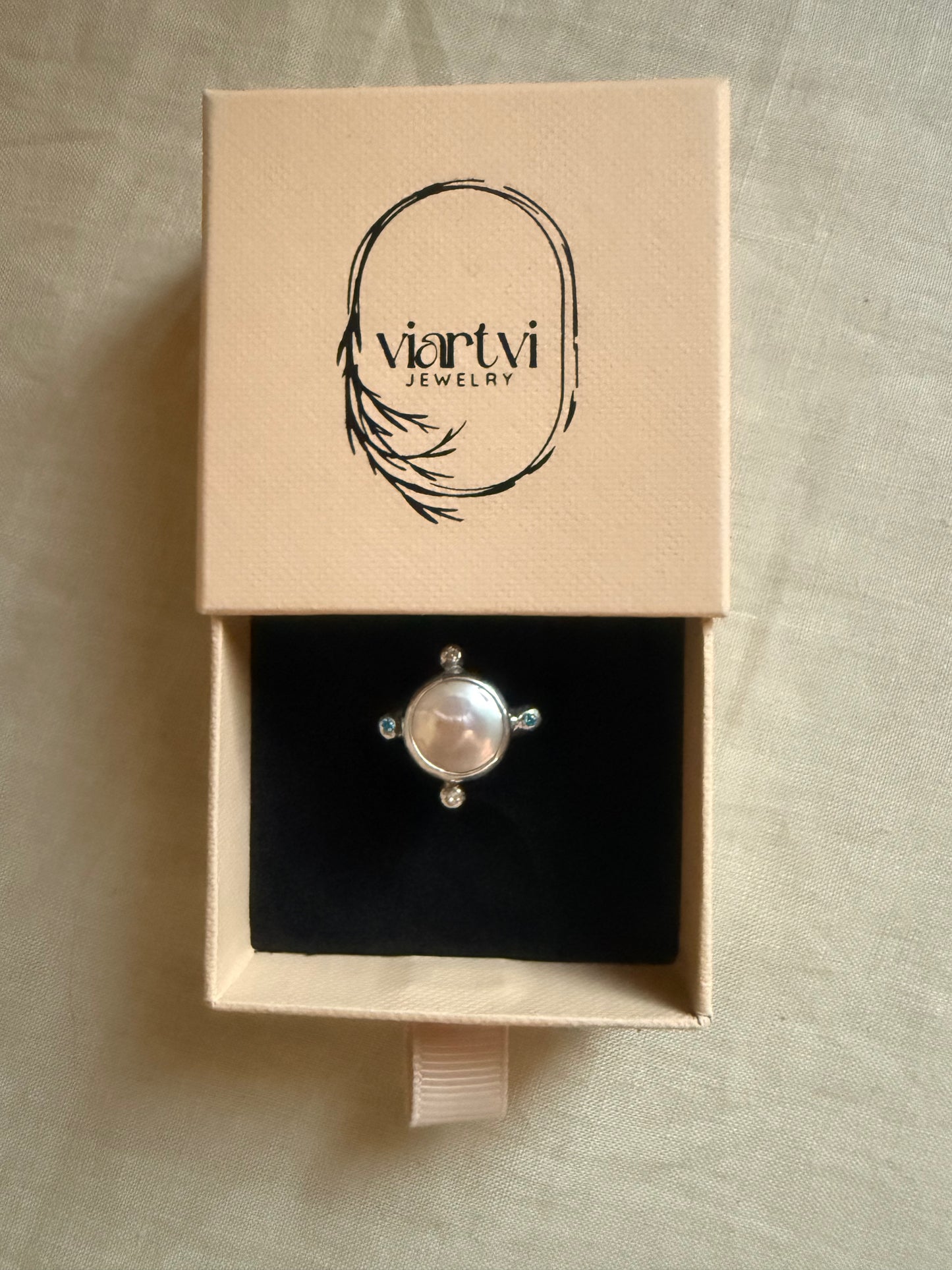 Lunaria Ring II – Mother of Pearl & Topaz, Size 50