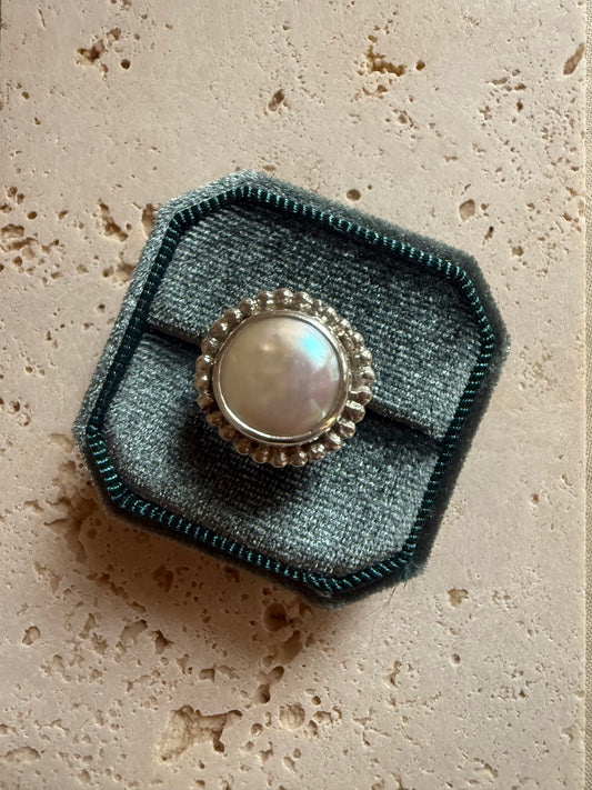 Lunaria Ring III – Mother of Pearl & Silver, Size 52