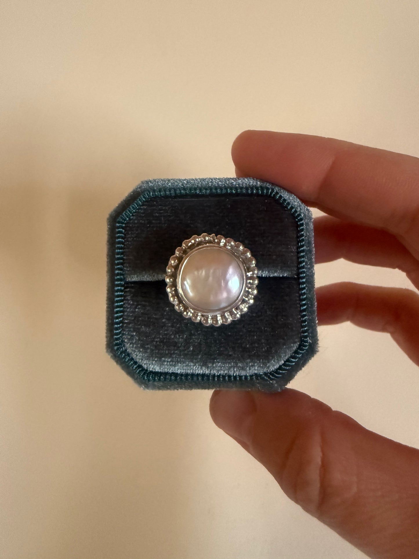 Lunaria Ring III – Mother of Pearl & Silver, Size 52