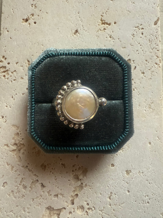 Lunaria Ring I – Mother of Pearl & Silver, Size 55