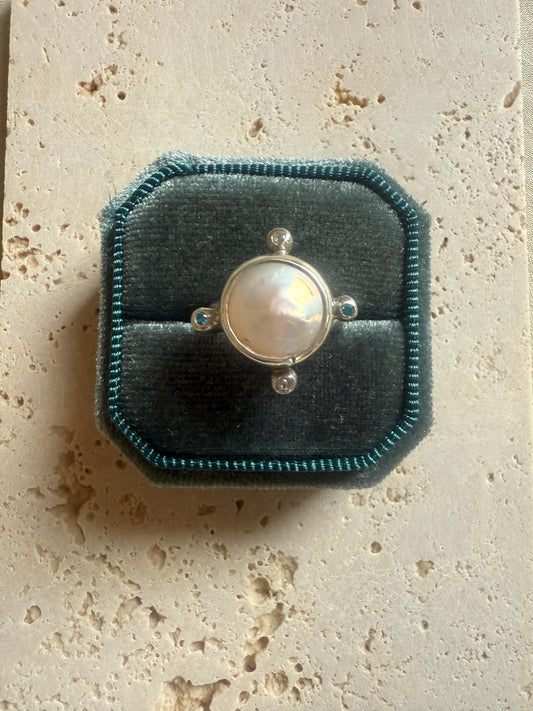 Lunaria Ring II – Mother of Pearl & Topaz, Size 50
